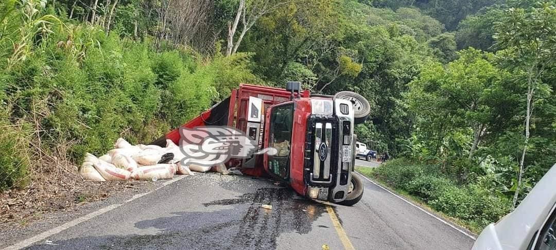 Vuelca camión que transportaba maíz sobre la carretera El Porvenir-La Esperanza