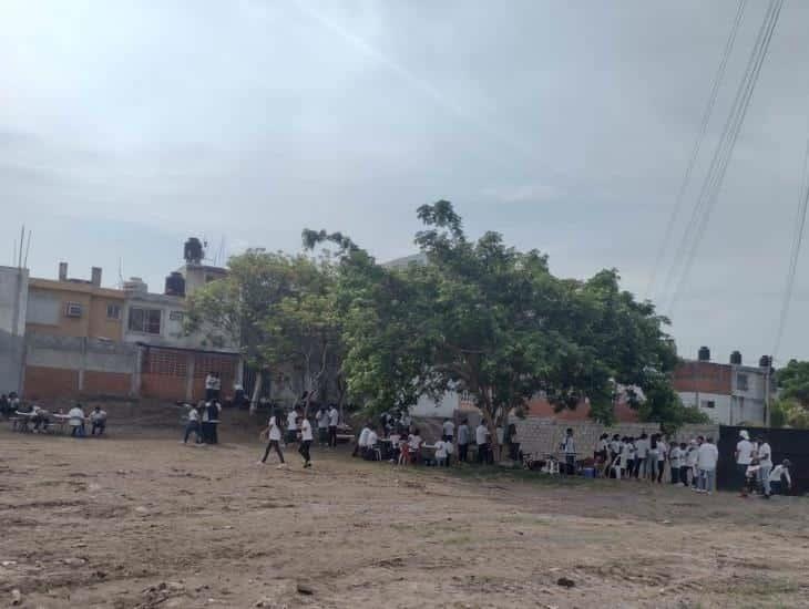 Por falta de aulas estudiantes toman clases debajo de un árbol, en Veracruz