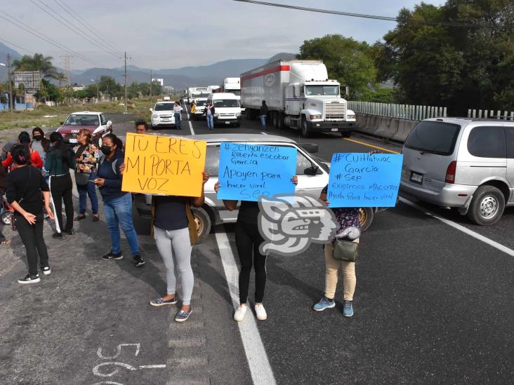 Padres bloquean autopista Puebla-Orizaba; exigen maestro para primaria de Nogales