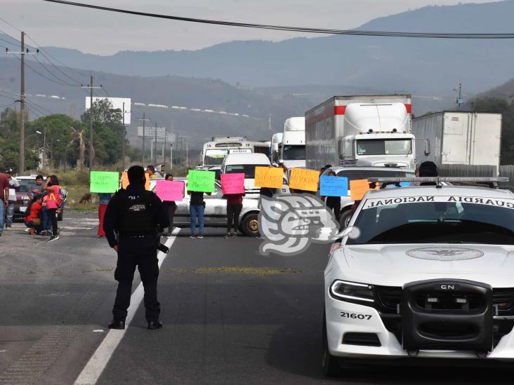 Padres bloquean autopista Puebla-Orizaba; exigen maestro para primaria de Nogales