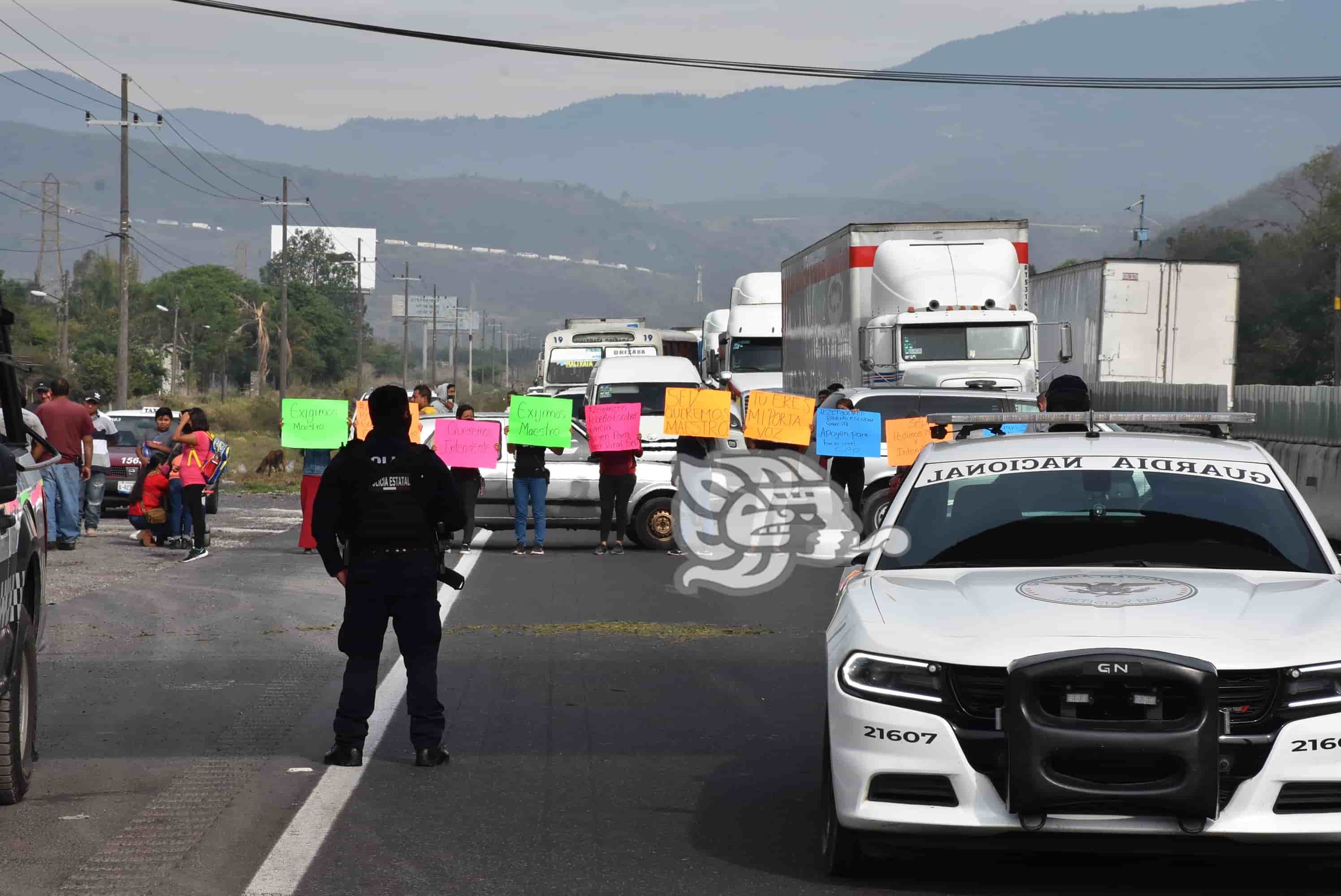 Padres Bloquean Autopista Puebla-Orizaba; Exigen Maestro Para Primaria ...