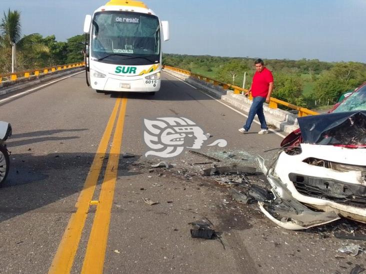 Mortal accidente en la Cárdenas-Coatzacoalcos; auto casi cae de puente