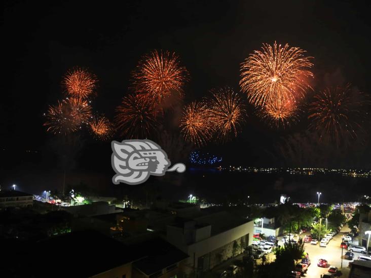 Miles presencian show de luces y pirotecnia en el cielo de Coatzacoalcos