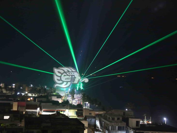 Miles presencian show de luces y pirotecnia en el cielo de Coatzacoalcos