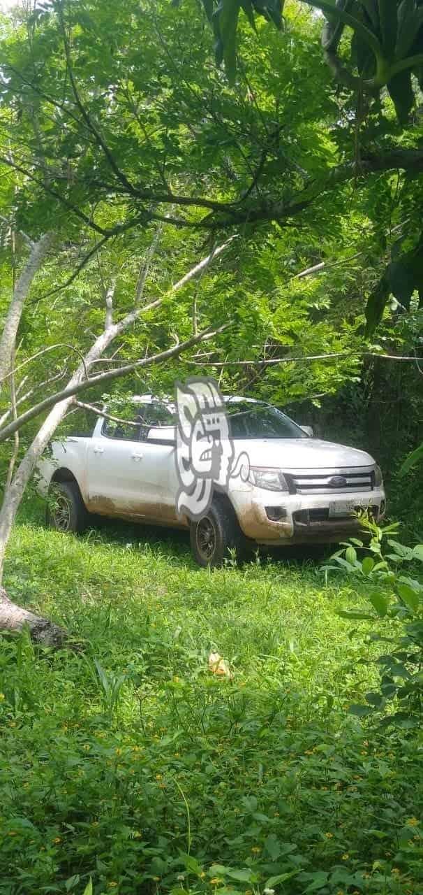 Localizan camioneta blanca abandonada en ejido San Lorenzo