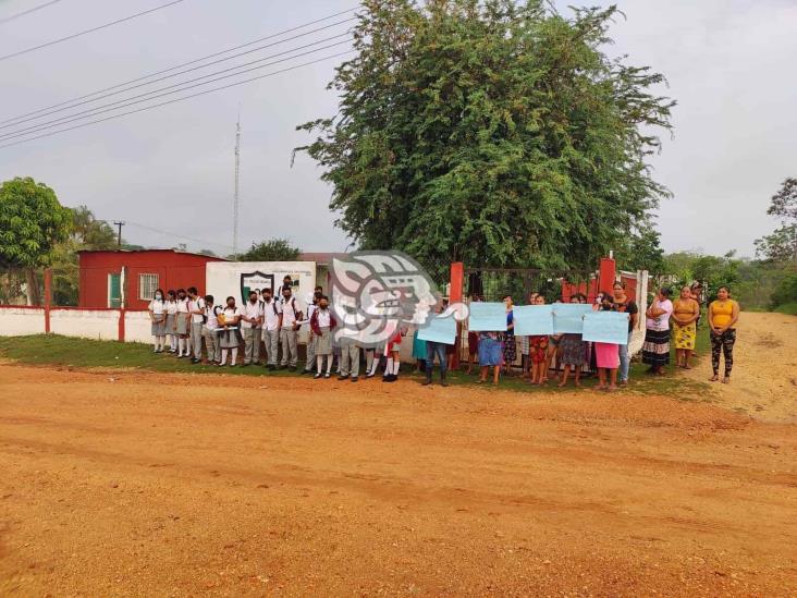 Protestan en tres Telesecundarias de Acayucan por falta de maestros