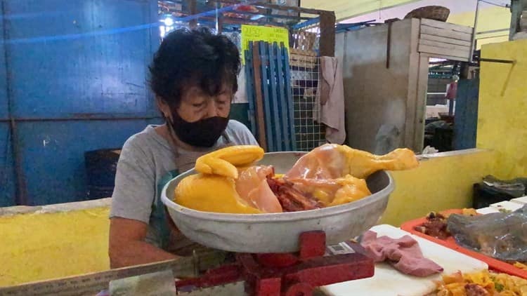 Hasta 200 pesos cuesta comprar un pollo en Veracruz