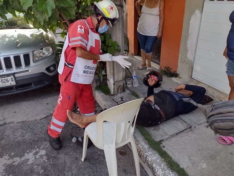 Repartidor de tortillas pierde el control y cae al piso en El Coyol, Veracruz