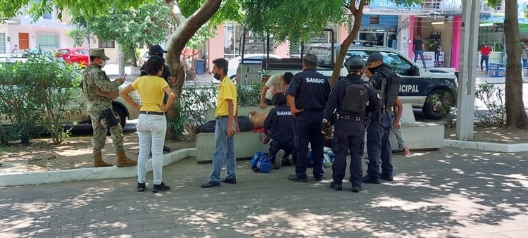 Paramédicos auxilian a hombre en situación de calle por preinfarto en Veracruz