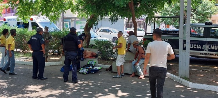 Paramédicos auxilian a hombre en situación de calle por preinfarto en Veracruz