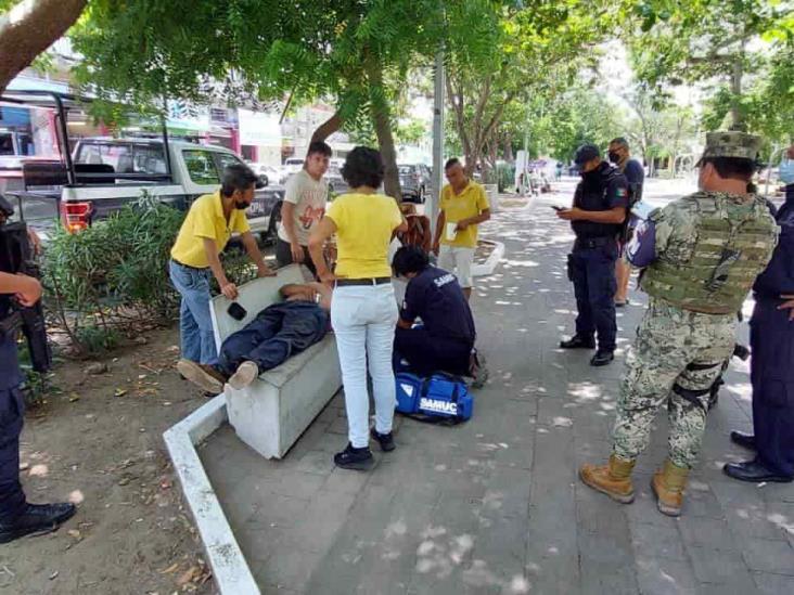 Paramédicos auxilian a hombre en situación de calle por preinfarto en Veracruz