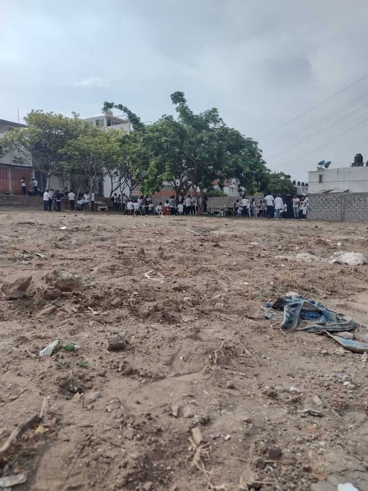 Por falta de aulas estudiantes toman clases debajo de un árbol, en Veracruz