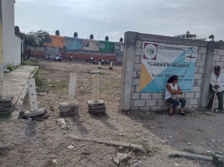 Por falta de aulas estudiantes toman clases debajo de un árbol, en Veracruz