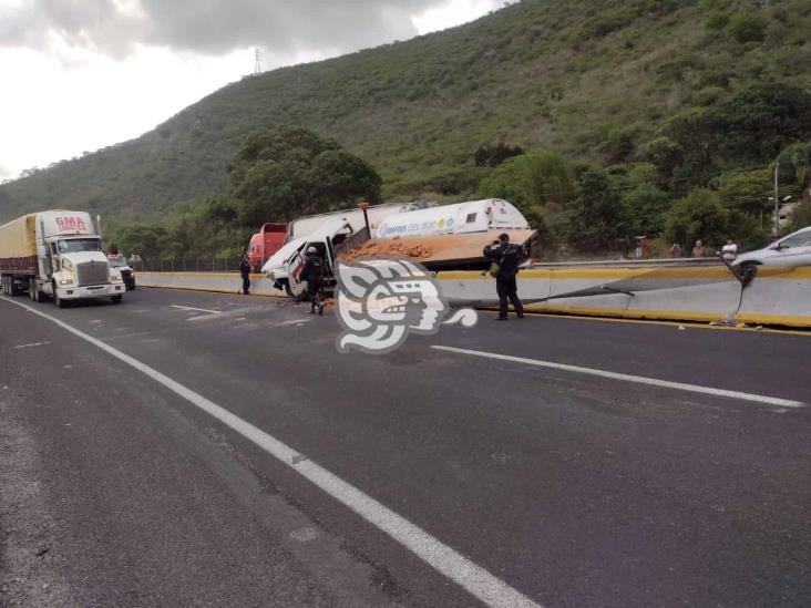 Pipa impacta a camión con ladrillos en la Córdoba-Puebla