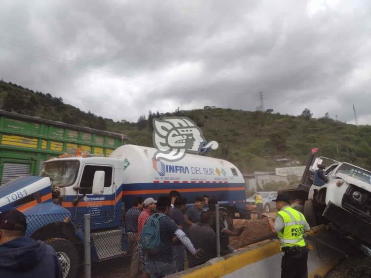 Pipa impacta a camión con ladrillos en la Córdoba-Puebla