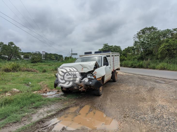 Camioneta impactó un tractocamión en entronque de la Transístmica