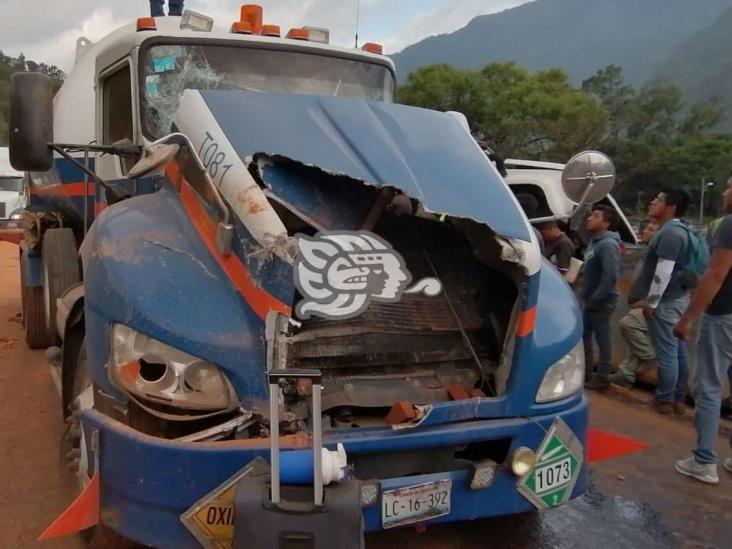 Pipa impacta a camión con ladrillos en la Córdoba-Puebla