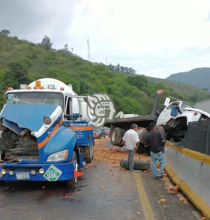 Pipa impacta a camión con ladrillos en la Córdoba-Puebla