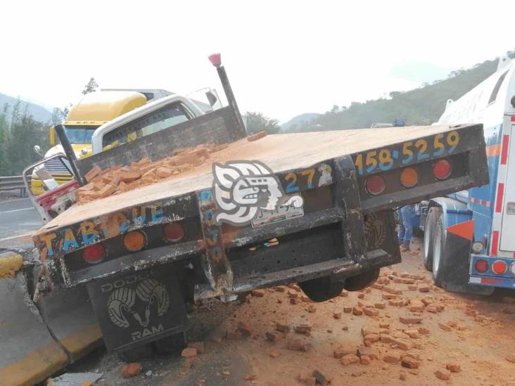 Pipa impacta a camión con ladrillos en la Córdoba-Puebla