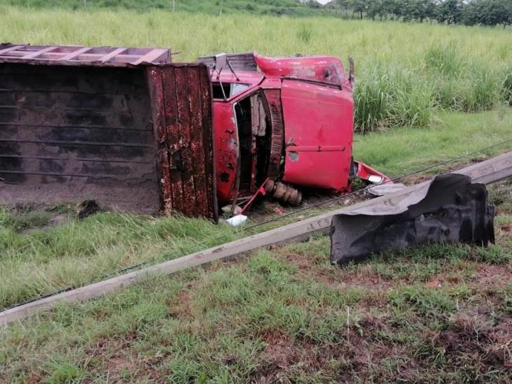 Vuelca tráiler en la carretera Coatza-Cárdenas; rapiñan cajas de cereal