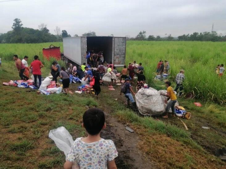 Vuelca tráiler en la carretera Coatza-Cárdenas; rapiñan cajas de cereal