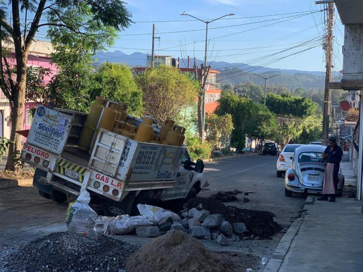 Camioneta repartidora de gas cae a socavón en colonia Rafael Lucio, en Xalapa