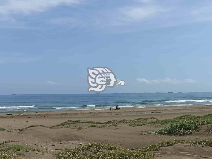 Imagen digna de postal; 15 barcos esperan entrar al puerto de Coatzacoalcos