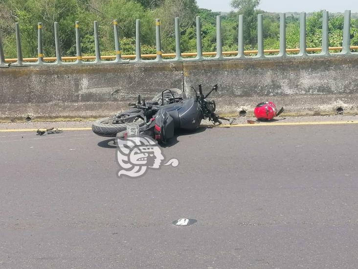 Joven minatitleco resultó herido tras derrapar en la autopista