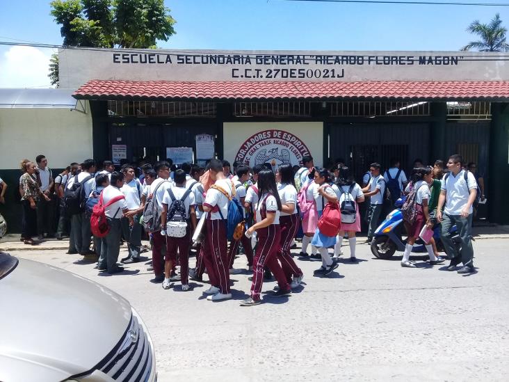 Estudiante amenaza con pistola a maestro y compañero en una secundaria