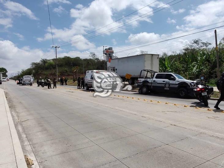 Chocan patrulla de SSP y un auto particular en la cartera Trancas-Coatepec