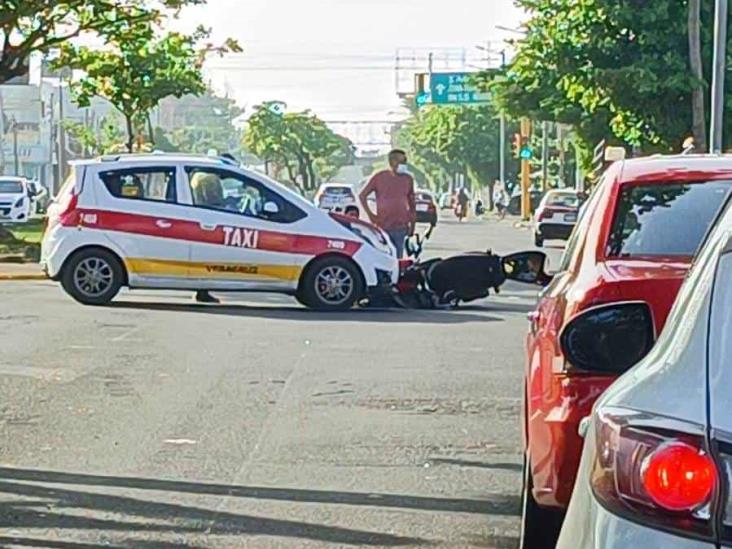 Impacta taxi a motocicleta en Veracruz