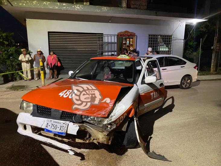 Choque entre taxis en la colonia Revolución de Acayucan