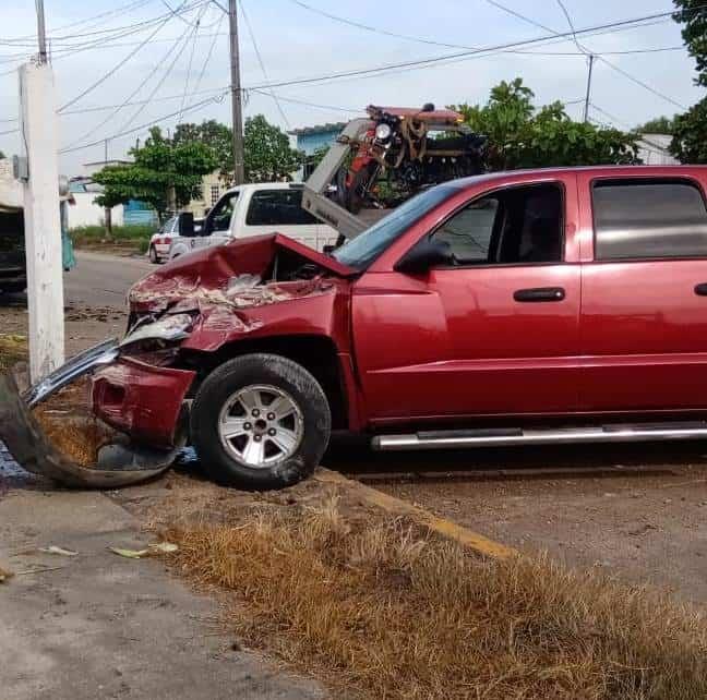 Quiso mover una camioneta y la terminó estrellando