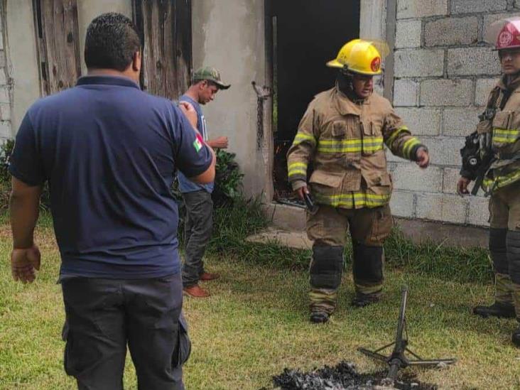 Vivienda es consumida en llamas en San Andrés Tuxtla