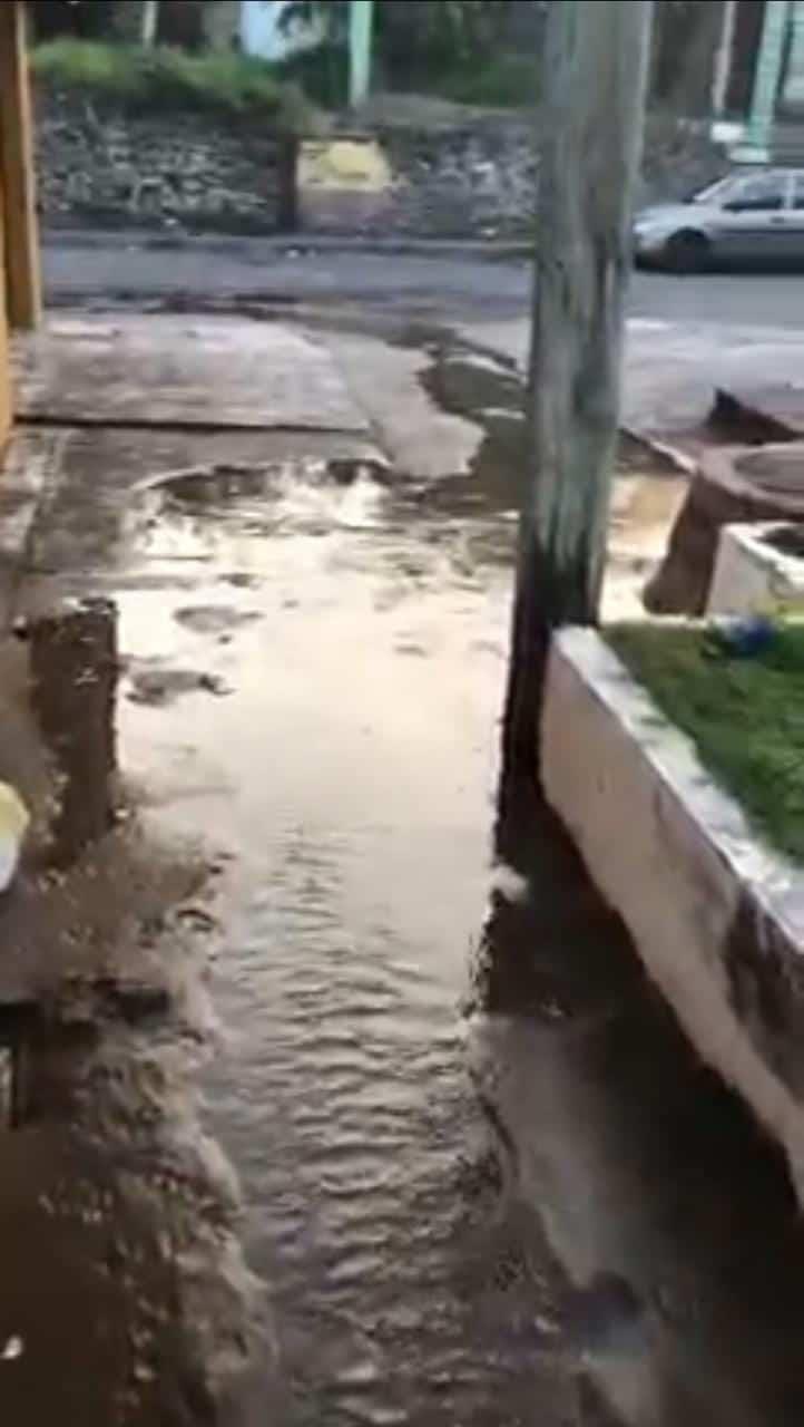 Vecinos del Infonavit Médano del Perro reportan fuga de agua masiva desde hace 5 días