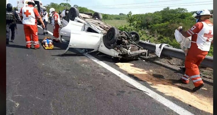 Volcadura de automóvil deja dos personas heridas en la autopista Cardel - Veracruz