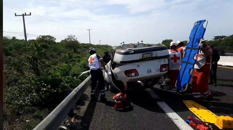 Volcadura de automóvil deja dos personas heridas en la autopista Cardel - Veracruz