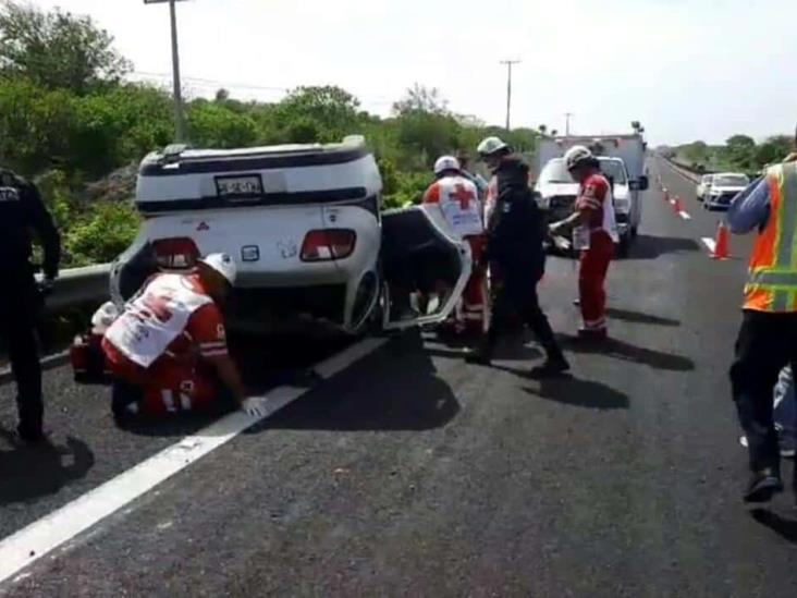 Volcadura de automóvil deja dos personas heridas en la autopista Cardel - Veracruz