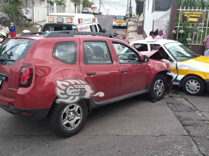 Choque entre taxi y camioneta dejó dos heridos en Córdoba