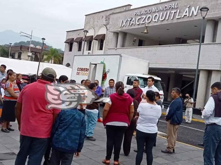 Ante el palacio municipal, protestan por desabasto de agua en Ixtaczoquitlán