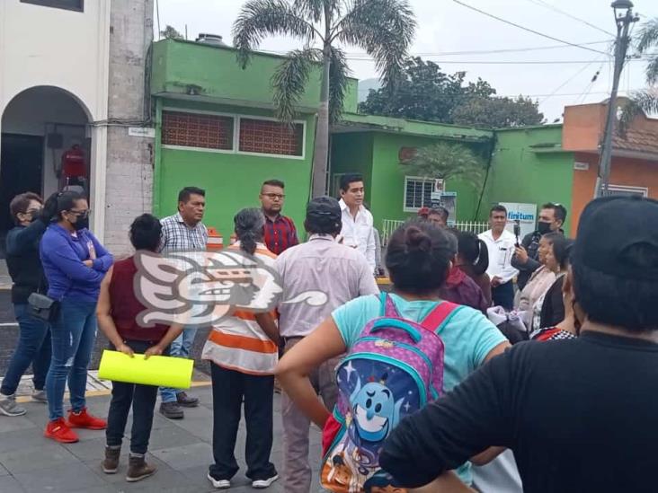 Ante el palacio municipal, protestan por desabasto de agua en Ixtaczoquitlán