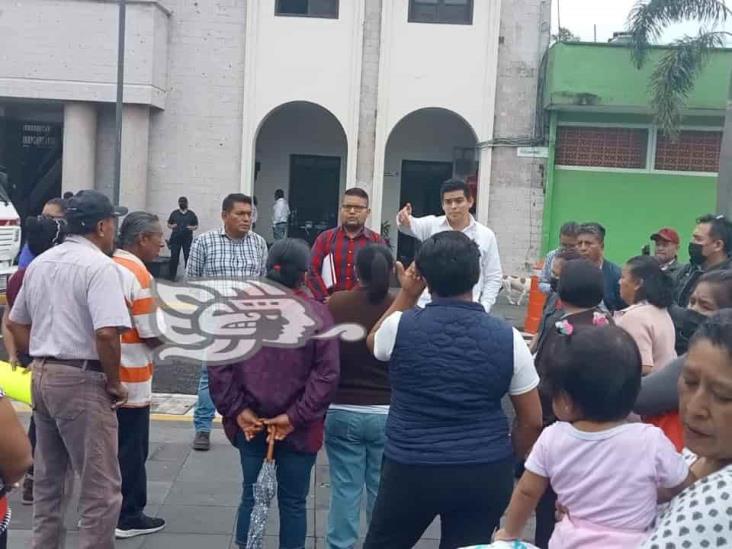 Ante el palacio municipal, protestan por desabasto de agua en Ixtaczoquitlán