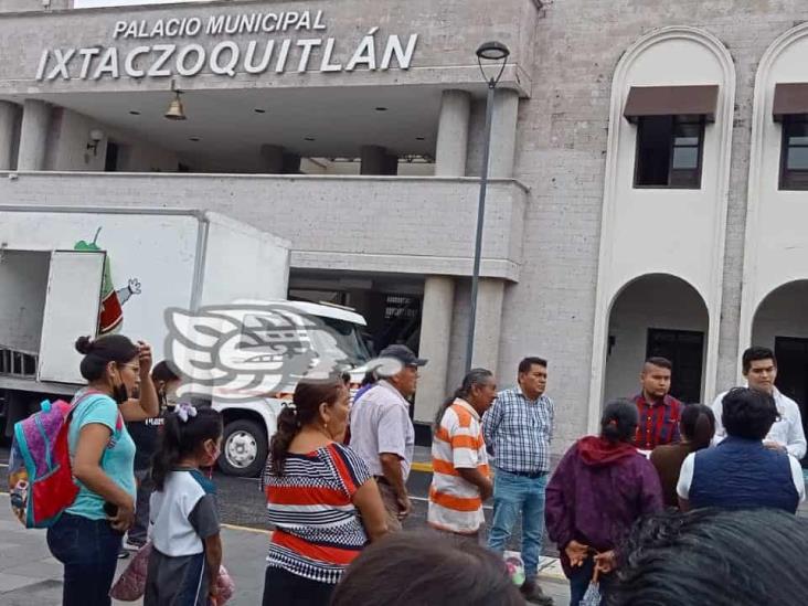 Ante el palacio municipal, protestan por desabasto de agua en Ixtaczoquitlán