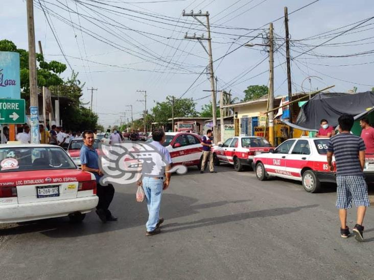 Taxistas bloquean carreteras del Totonacapan; exigen entrega de cuerpos de fallecidos