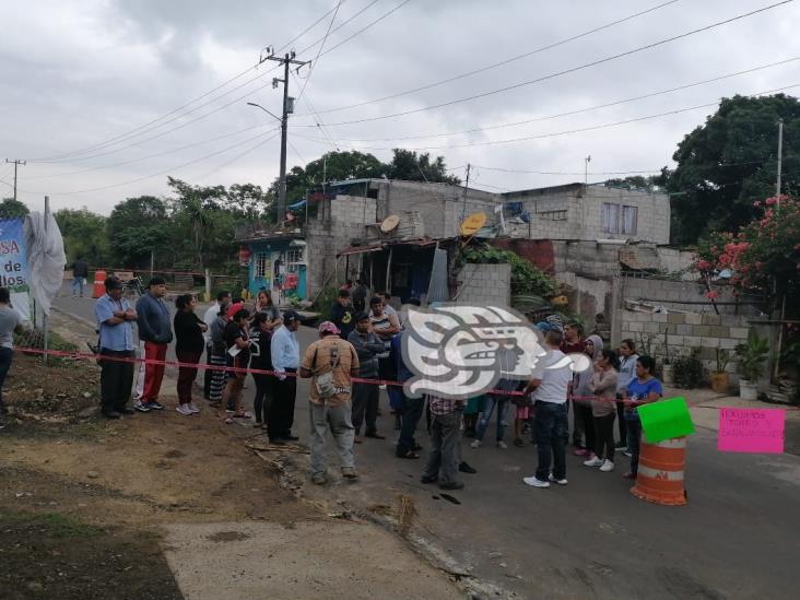 Bloquean carretera de Ixtaczoquitlán en demanda de colocación de topes