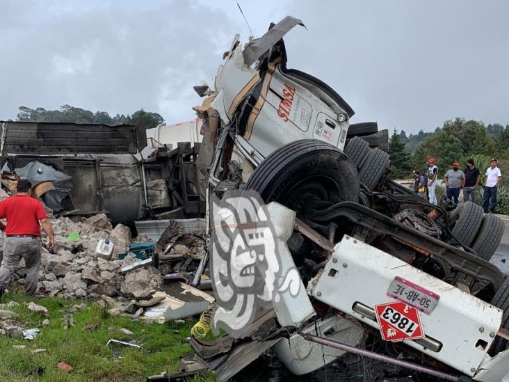 Vuelca pipa con combustible para aviones entre Puebla y Veracruz