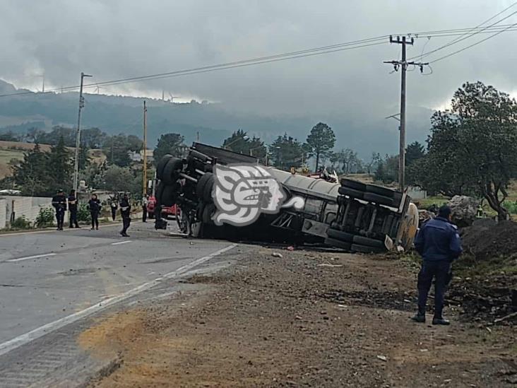 Vuelca pipa con combustible para aviones entre Puebla y Veracruz