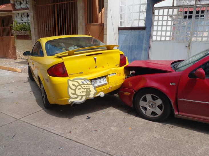 Video: Impactan auto estacionado en calles de la Benito Juárez Norte