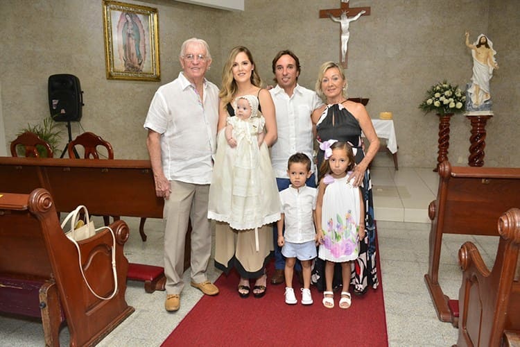 Festeja familia Ruiz Peruyero bautizo de Marina