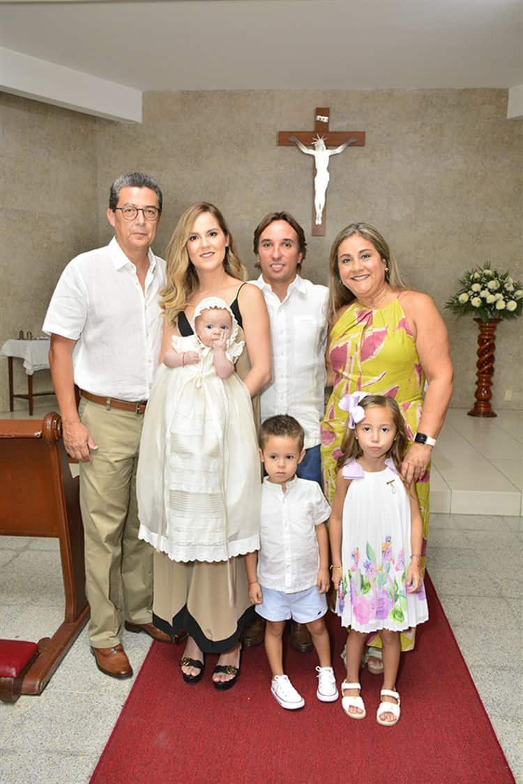Festeja familia Ruiz Peruyero bautizo de Marina